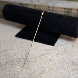 Ladies hat pin. Gold toned floral tip. 6 1/2”